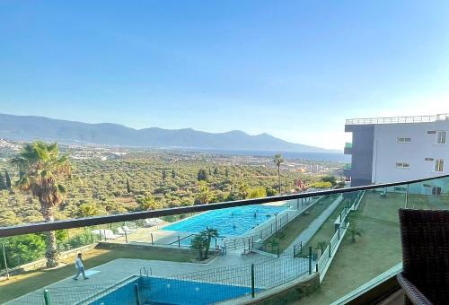 库萨达斯Vista Panorama Sunshine的从大楼内可欣赏到游泳池的景色