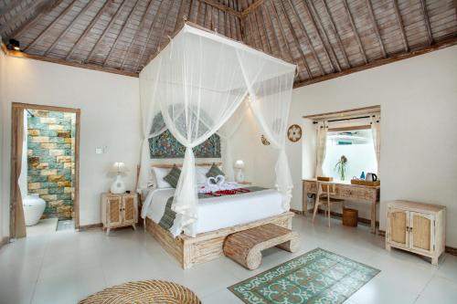 乌布Amaya Sebatu Villa的一间卧室配有一张带天蓬的床