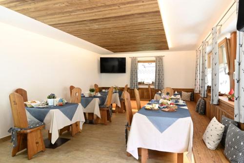 卡瓦莱塞Mas dei Masi的一间带两张桌子和电视的用餐室