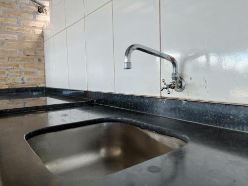 埃斯特城Cerca de todo的带水龙头的厨房内的盥洗盆