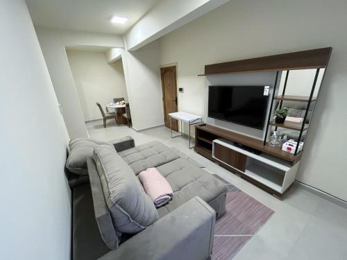 埃斯特城Cerca de todo的带沙发和平面电视的客厅