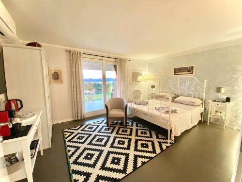 巴多利诺LHV Garda Lake - Private POOL and SPA的白色卧室配有床、桌子和椅子