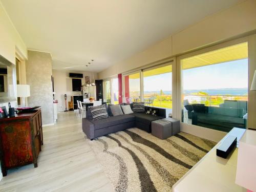 巴多利诺LHV Garda Lake - Private POOL and SPA的带沙发和大窗户的客厅