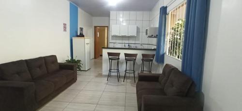 伊瓜苏Casa do aconchego ( terreno compartilhado)的带沙发的客厅和厨房