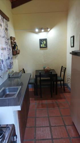 拉佩德雷拉Apartamento Las Hortensias的一间带桌子的厨房和一间餐厅