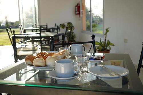 拉蓬塔拉波萨达德萨利姆旅馆的一张玻璃桌,上面有羊角面包和杯子