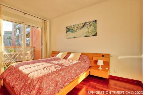穆尔西亚Walker Apartamento Centro Murcia con parking privado的一间卧室设有一张床和一个大窗户