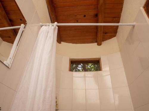 帕洛米诺Kallpa B&B的浴室设有白色的浴帘和窗户。