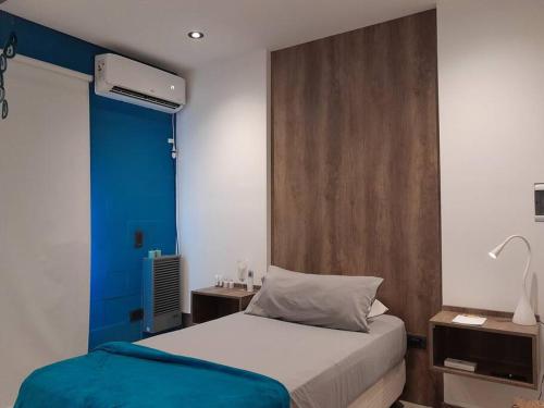 里奥夸尔托Casa Quinta FP en Rio Cuarto的一间卧室设有一张床和蓝色的墙壁