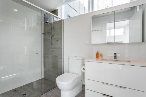 布里斯班Two bedroom apartment on Ann Street Fortitude Valley By Serain Residences的白色的浴室设有卫生间和淋浴。