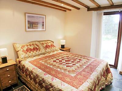 North PetherwinThe Stable的一间卧室设有一张大床和一个窗户。