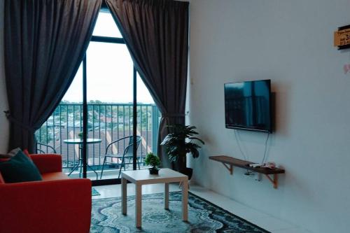 阿罗士打D'yana Imperio Homestay的带沙发和电视的客厅以及阳台。