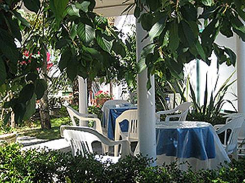 索伦托Villa Orchidea的一排桌子和白色椅子,配蓝色桌布