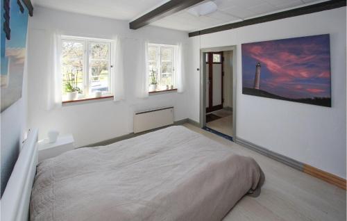 BallenAwesome Home In Sams With Wifi的白色卧室设有大床和窗户