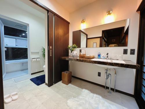 京丹后市Japanese style hotel Morigen的一间带水槽和大镜子的浴室