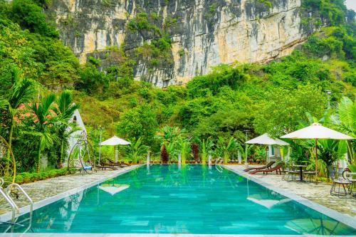 宁平Lalita Tam Coc Resort & Spa的山地度假村的游泳池