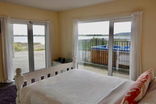 Bream CreekWaterfront 'Jemadda' Family Lodge的一间卧室配有一张床,享有海景