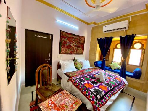 斋沙默尔Hotel Murad Haveli Jaisalmer的一间卧室,床上有五颜六色的被子