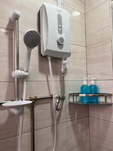 亚依淡Room1#IG theme Bargainous#Shared Bathroom#3pax#2min Kek Lok Si的一间带吹风机和淋浴的浴室