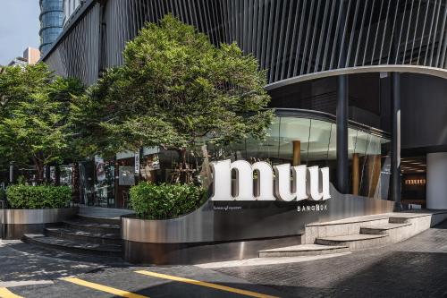 曼谷曼谷MUU酒店的带有读bvlgari的标志的建筑