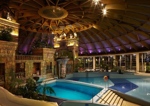 布达佩斯布达佩斯水上世界度假村的一座大型游泳池,位于一座拥有大型天花板的建筑内