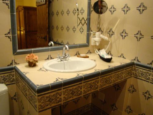 Herrera de AlcántaraFinca Dehesa Tres Riveros的一间带水槽和镜子的浴室