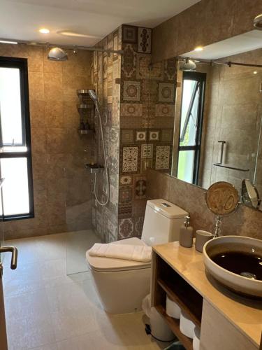 拉威海滩Seaside vacation的浴室配有卫生间、盥洗盆和淋浴。