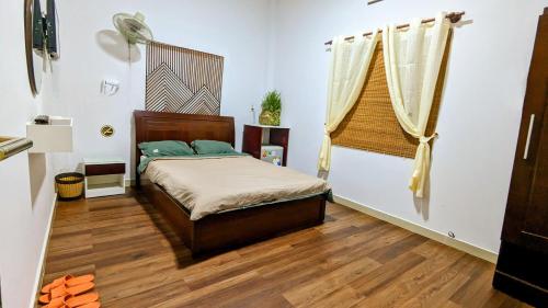 大叻Wasabi House - Homestay bên chợ đà lạt的一间小卧室,配有床和窗户