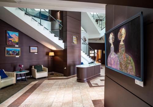乌兰巴托Edelweiss Art Hotel的大厅墙上有一幅女人的大画