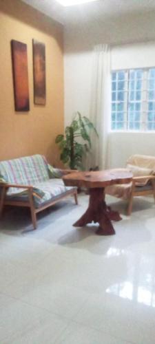 科隆Pawayan cafe的客厅配有木桌和沙发