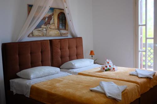 卡马利甜心一室公寓酒店的一间卧室配有两张带毛巾的床