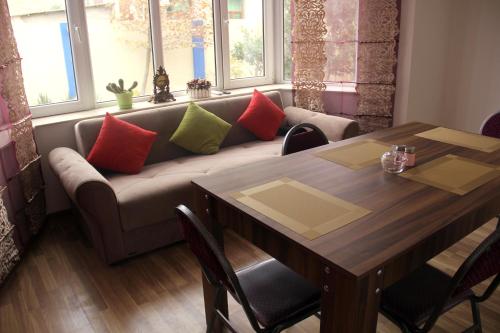 巴库Colour的客厅配有沙发和桌子