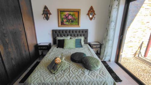 拉梅戈Quinta dos Padrinhos - Suites in the Heart of the Douro的一间卧室配有带枕头的床