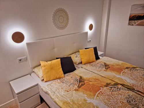 卡拉米洛Cozy apartment with a fantastic sea view的一间卧室配有一张带黄色枕头的大床