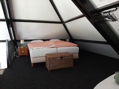 PosterholtVrijstaande recreatievilla met ruime omheinde tuin的一间卧室,配有两张床