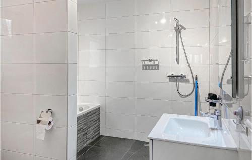 登乌弗Kavel 12的带淋浴和盥洗盆的白色浴室