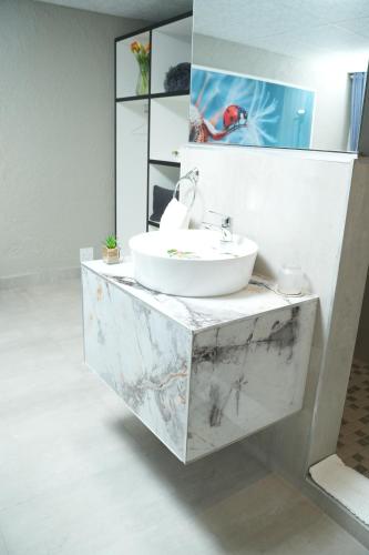 肯普顿帕克Jose Guesthouse的浴室设有白色水槽和镜子