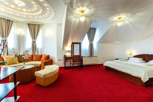 苏博蒂察Garni Hotel Royal Crown的酒店客房带两张床和一个客厅