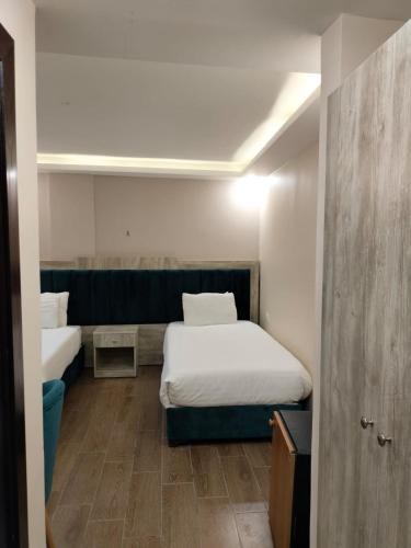 瓦迪穆萨Old Street Apartment的一间小房间,设有两张床和门廊