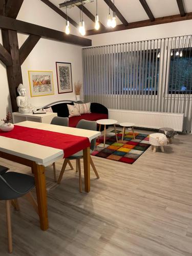 希格斯多夫Ferienwohnung Atelier的客厅配有桌子和沙发