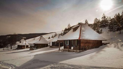 兹拉蒂博尔Etno kuće Boškova Voda的雪覆盖的木屋