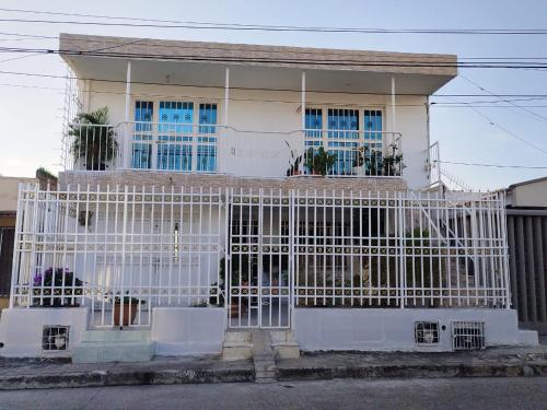 卡塔赫纳HABITACION CERCA DE LA UNIVERSIDAD DEL Sinu的前面有门的白色房子