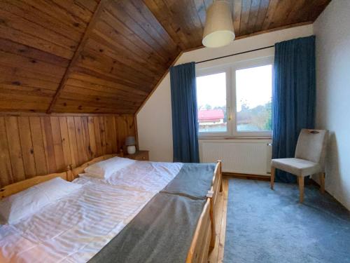 斯图托沃Kargulena的卧室配有床、椅子和窗户。
