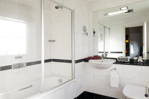 伦敦比彻姆农庄酒店的带淋浴和盥洗盆的白色浴室