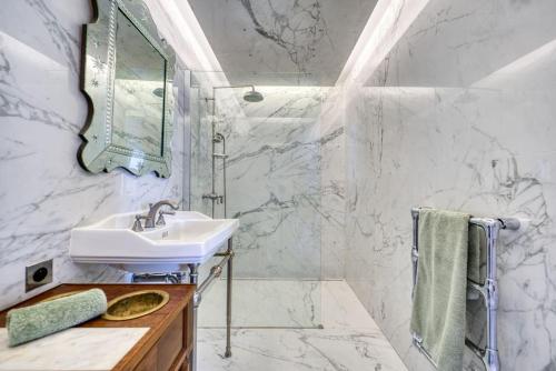 雷岛林滩Le 9 bis, Idéal pour un couple.的白色的浴室设有水槽和镜子