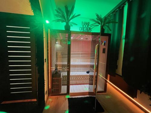 韦尔维耶Aux Secrets De Lora, Chambre de charme VIP的客房设有带绿灯的淋浴。