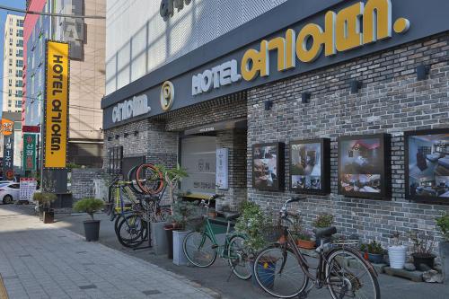大邱Hotel Yeogieutte Dongdaegu的停在砖砌建筑外的一群自行车