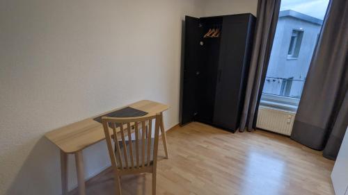 杜塞尔多夫TH Exclusive的窗户房间里的小桌子和椅子