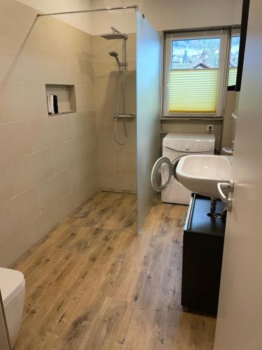珀丽Wehr Orchidee Apartment的一间带水槽和卫生间的浴室