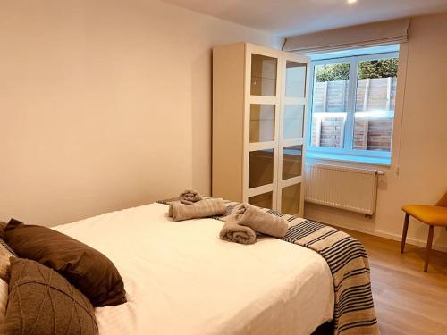 RixensartGenval - The Lake Side House的一间卧室配有一张床,上面有两条毛巾